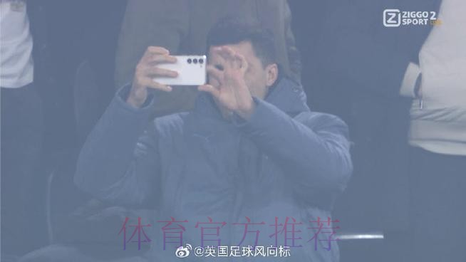 阿尔维斯晒照观战德比：被皇马球迷团团围住